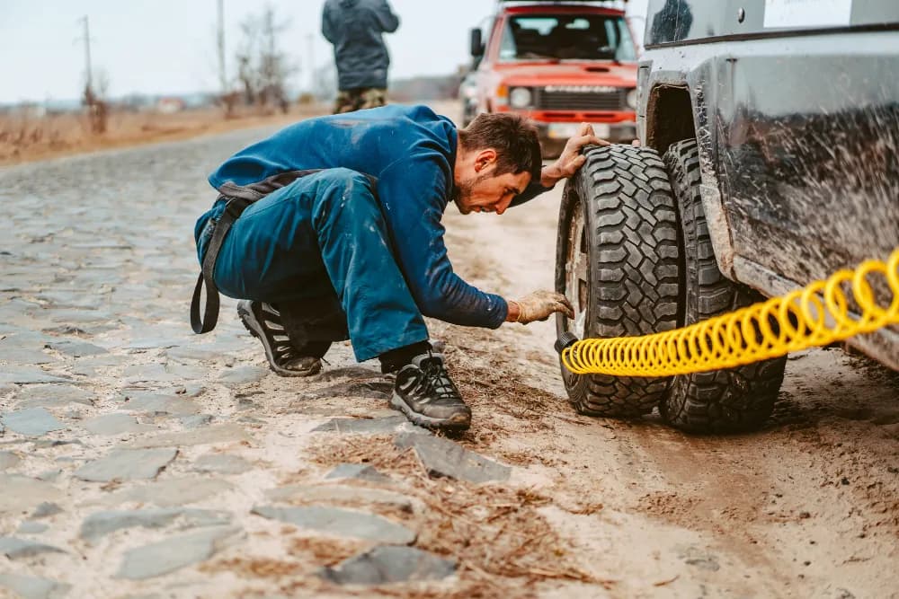 Emergency roadside assistance team responding in Dubai